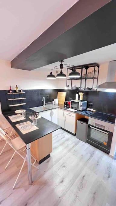 Logement Moderne Au Coeur Du Village Saint-Georges-de-Luzençon Εξωτερικό φωτογραφία
